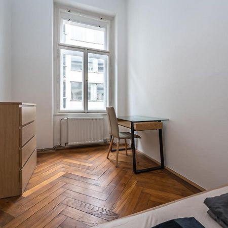 New Town Central Apartment Praga Exterior foto